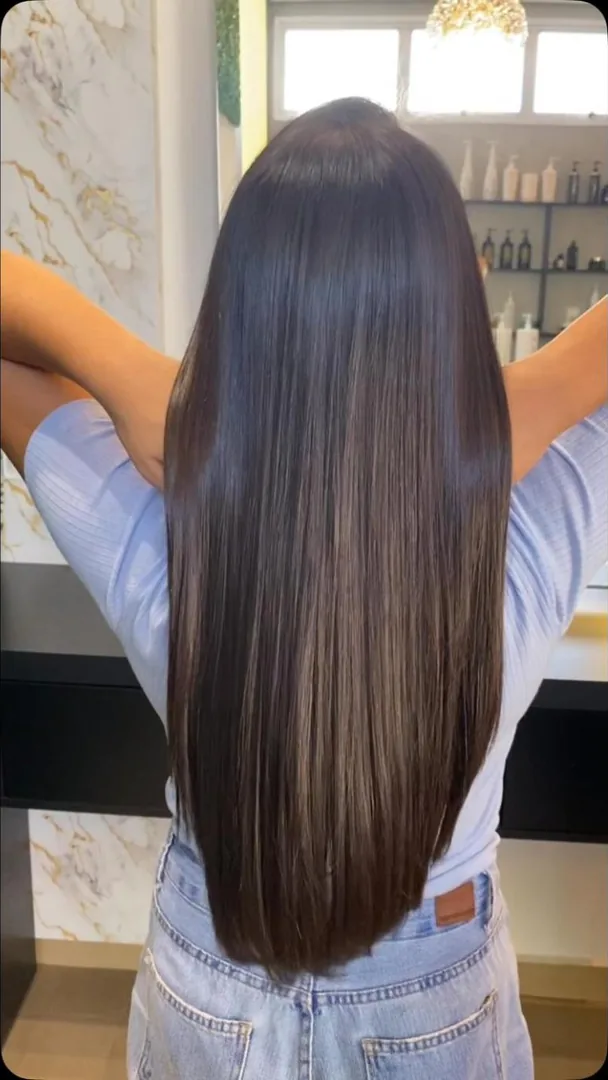 Cabelo castanho escuro, longo e liso, visto de costas