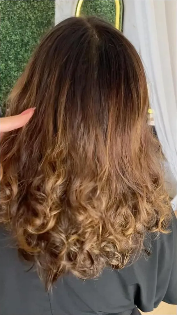 Cabelo com pontas iluminadas e ondas, visto de costas